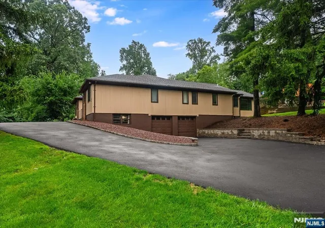 Photo 3 of House for sale at 25 N Hillside Ave, Livingston, NJ 07039 | MLS# 26029572 | Listing updated on 2026-09-08