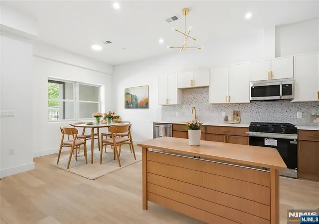 Listing Photo 4 - Condo for sale in building located at 643 S 10th St, Newark, NJ 07108