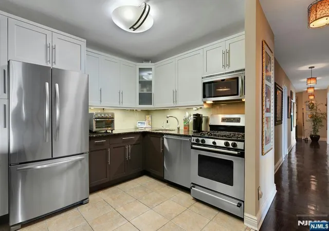 Listing Photo 2 - Condo for sale in building located at 2000 Linwood Ave, Fort Lee, NJ 07024 - Unit #22C/D