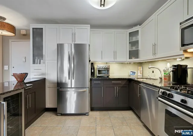 Listing Photo 3 - Condo for sale in building located at 2000 Linwood Ave, Fort Lee, NJ 07024 - Unit #22C/D