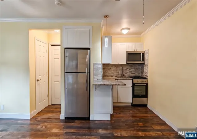 Photo 3 of Condo for sale at 3021 Edwin #2J, Fort Lee, NJ 07024 | MLS# 26030008 | Listing updated on 2026-09-01