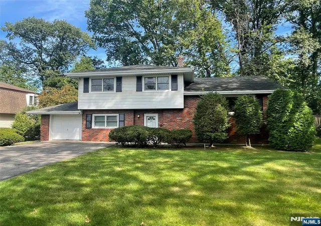 Photo 2 of Sale Pending at 420 Lakeview Dr, Oradell, NJ 07649 | MLS# 26030455 | Listing updated on 2026-10-13