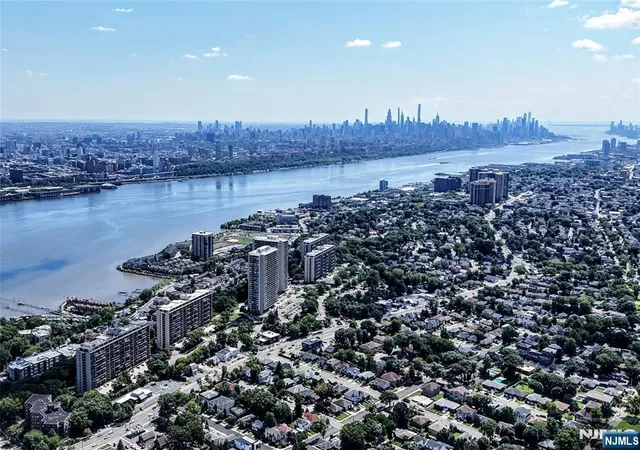Listing Photo 1 - Condo for sale in building located at 3 Horizon, Fort Lee, NJ 07024 - Unit #1002