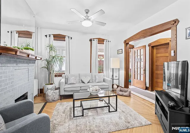 Photo 3 of Single family home for sale at 433 Stuyvesant Ave, Lyndhurst, NJ 07071 | MLS# 26030879 | Listing updated on 2026-09-13