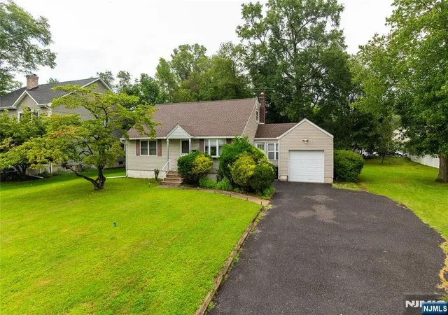 Photo 2 of Single family home for sale at 46 Linwood Ave, Midland Park, NJ 07432 | MLS# 26031057 | Listing updated on 2026-10-13