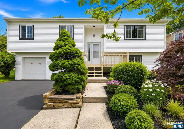 Photo 2 of Single family home for sale at 17 Lunn Ave, Bergenfield, NJ 07621 | MLS# 26031096 | Listing updated on 2026-09-13