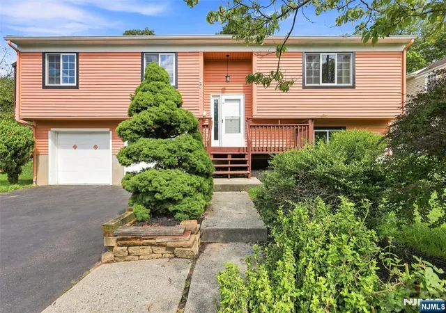 Photo 3 of Single family home for sale at 17 Lunn Ave, Bergenfield, NJ 07621 | MLS# 26031096 | Listing updated on 2026-09-13