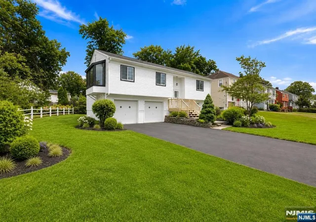 Photo 4 of Single family home for sale at 17 Lunn Ave, Bergenfield, NJ 07621 | MLS# 26031096 | Listing updated on 2026-09-13