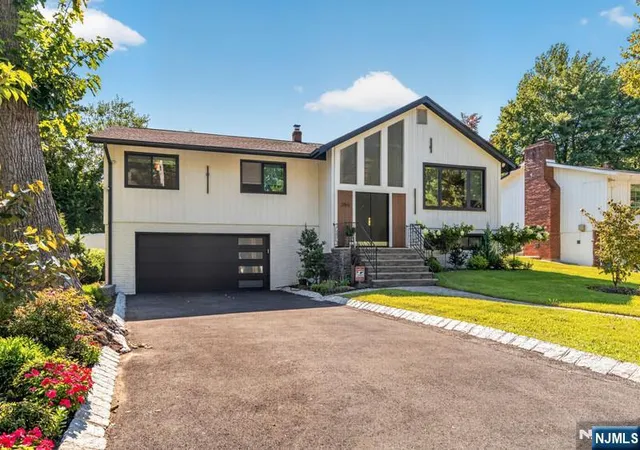 Photo 3 of Single family home for sale at 265 Westervelt Pl, Englewood Cliffs, NJ 07632 | MLS# 26031231 | Listing updated on 2026-10-15