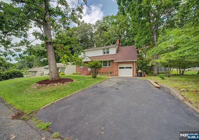 Photo 2 of Sale Pending at 27 Oswego Ave, Oakland, NJ 07436 | MLS# 26031298 | Listing updated on 2026-09-15