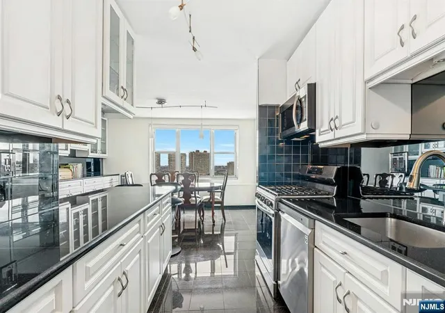 Photo 3 of Sale Pending at 2000 Linwood Ave #16V, Fort Lee, NJ 07024 | MLS# 26031348 | Listing updated on 2026-09-18