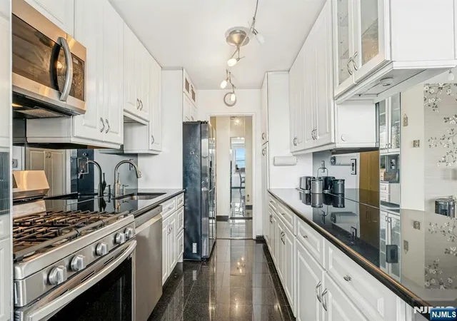 Photo 4 of Sale Pending at 2000 Linwood Ave #16V, Fort Lee, NJ 07024 | MLS# 26031348 | Listing updated on 2026-09-18
