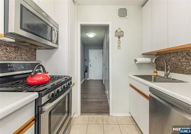 Photo 4 of House for sale at 6040 Boulevard E #6F, West New York, NJ 07093 | MLS# 26031453 | Listing updated on 2026-09-18