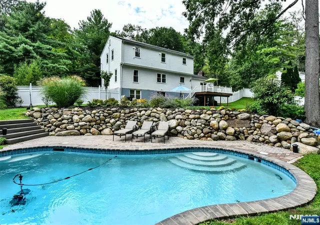 Photo 3 of Sale Pending at 520 W Saddle River Rd, Upper Saddle River, NJ 07458 | MLS# 26031775 | Listing updated on 2026-09-16