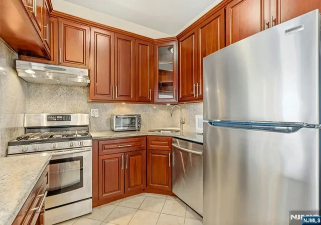 Photo 3 of Sale Pending at 2000 Linwood Ave #23N, Fort Lee, NJ 07024 | MLS# 26031970 | Listing updated on 2026-09-22