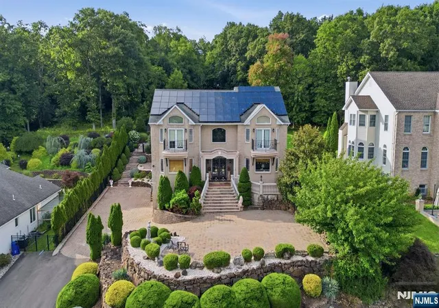 Photo 2 of Single family home for sale at 37 Mountainwood Ct, Totowa, NJ 07512 | MLS# 26031977 | Listing updated on 2026-09-02