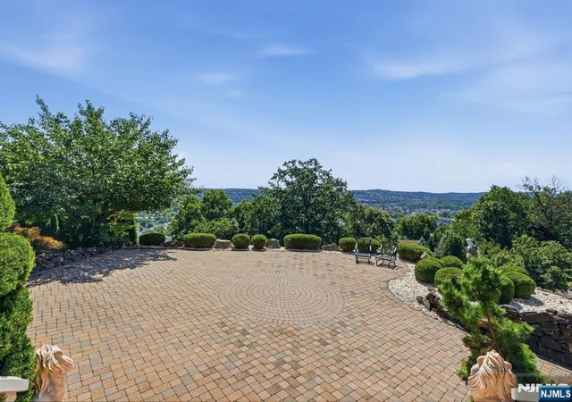 Photo 3 of Single family home for sale at 37 Mountainwood Ct, Totowa, NJ 07512 | MLS# 26031977 | Listing updated on 2026-09-02