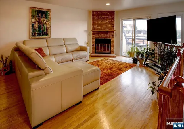 Listing Photo 4 - Condo for sale in building located at 300 Gorge Rd, Cliffside Park, NJ 07010 - Unit #6