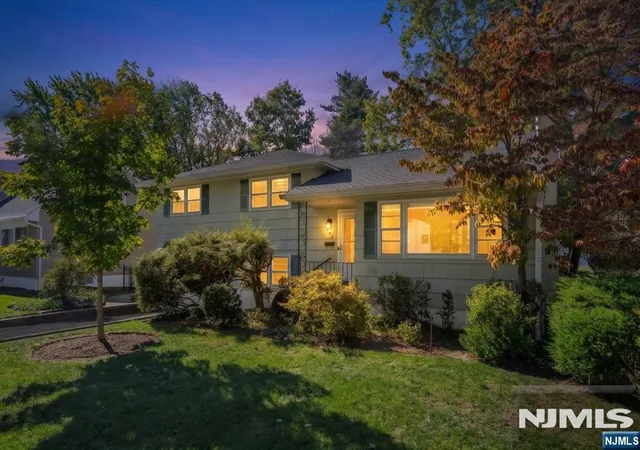 Photo 3 of Single family home for sale at 546 Lynn St, Ridgewood, NJ 07450 | MLS# 26032209 | Listing updated on 2026-10-15