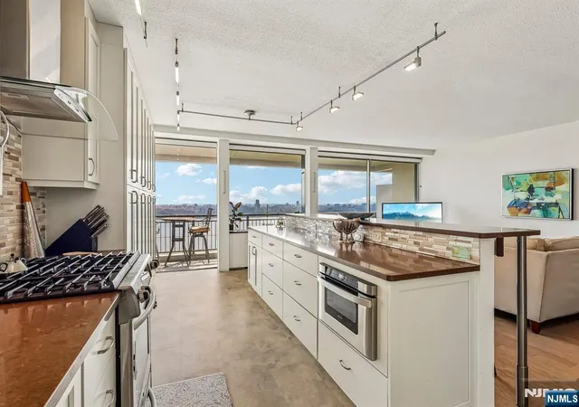 Listing Photo 2 - Condo for sale in building located at 4 Horizon Rd, Fort Lee, NJ 07024 - Unit #1015