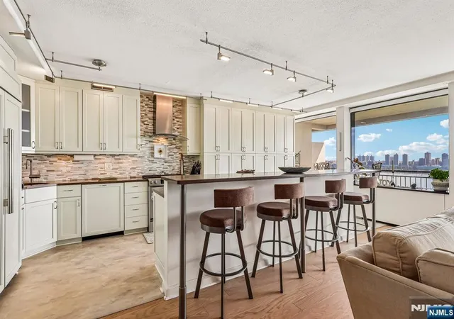 Listing Photo 1 - Condo for sale in building located at 4 Horizon Rd, Fort Lee, NJ 07024 - Unit #1015