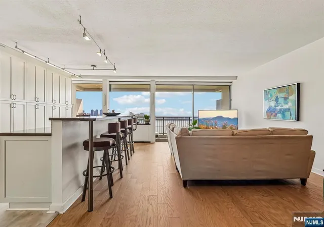 Listing Photo 4 - Condo for sale in building located at 4 Horizon Rd, Fort Lee, NJ 07024 - Unit #1015
