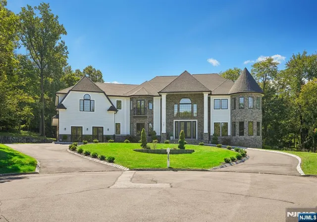 Photo 1 of Single family home for sale at 707 Black Hawk Ln, Franklin Lakes, NJ 07417 | MLS# 26032703 | Listing updated on 2026-10-15