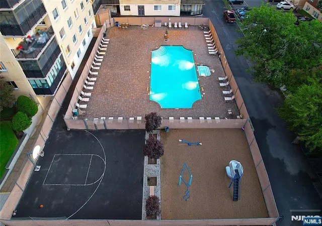 Listing Photo 4 - Condo for sale in building located at 2185 Lemoine, Fort Lee, NJ 07024 - Unit #8M