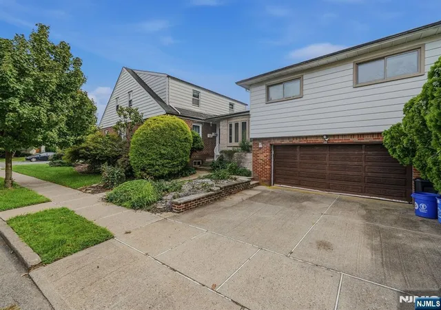 Photo 4 of Multi family home for sale at 98 Baldwin Pl, Bloomfield, NJ 07003 | MLS# 26032774 | Listing updated on 2026-09-12