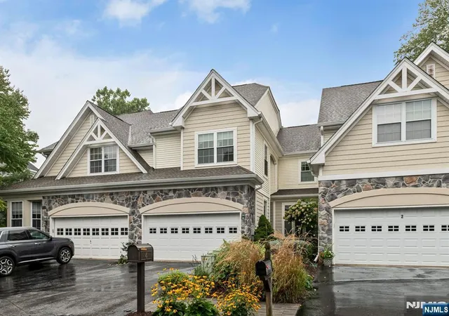Photo 3 of Townhouse for sale at 4 Kingsley Evans Cir, Oakland, NJ 07436 | MLS# 26032946 | Listing updated on 2026-09-15