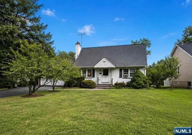 Photo 2 of Single family home for sale at 76 Linwood Ave, Midland Park, NJ 07432 | MLS# 26032959 | Listing updated on 2026-09-18