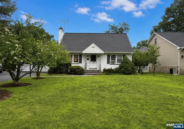 Photo 3 of Single family home for sale at 76 Linwood Ave, Midland Park, NJ 07432 | MLS# 26032959 | Listing updated on 2026-09-18
