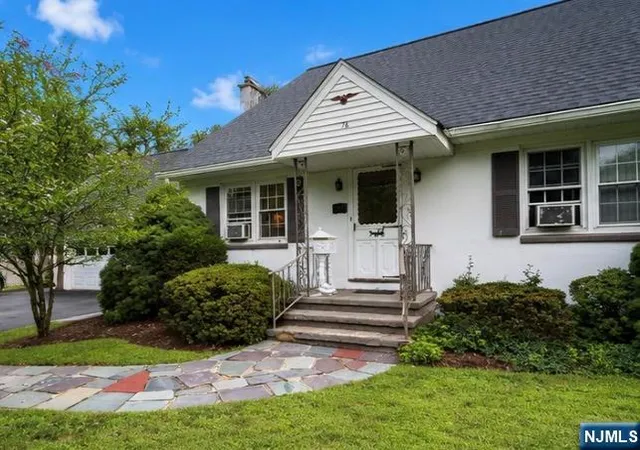 Photo 3 of Single family home for sale at 76 Linwood Ave, Midland Park, NJ 07432 | MLS# 26032959 | Listing updated on 2026-09-18