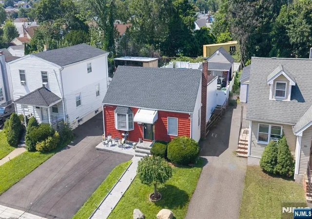 Photo 3 of Single family home for sale at 379 Chamberlain Ave, Paterson, NJ 07502 | MLS# 26032991 | Listing updated on 2026-09-08