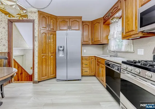 Photo 4 of Sale Pending at 105 Arnot Pl, Paramus, NJ 07652 | MLS# 26032999 | Listing updated on 2026-09-04