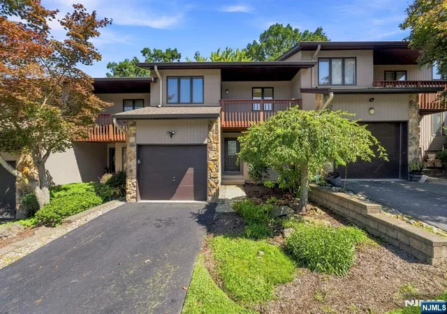 Photo 2 of Townhouse for sale at 5 Wedgewood Dr, Woodland Park, NJ 07424 | MLS# 26033033 | Listing updated on 2026-09-13