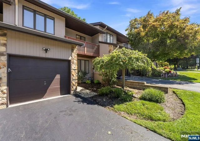 Photo 3 of Townhouse for sale at 5 Wedgewood Dr, Woodland Park, NJ 07424 | MLS# 26033033 | Listing updated on 2026-09-13