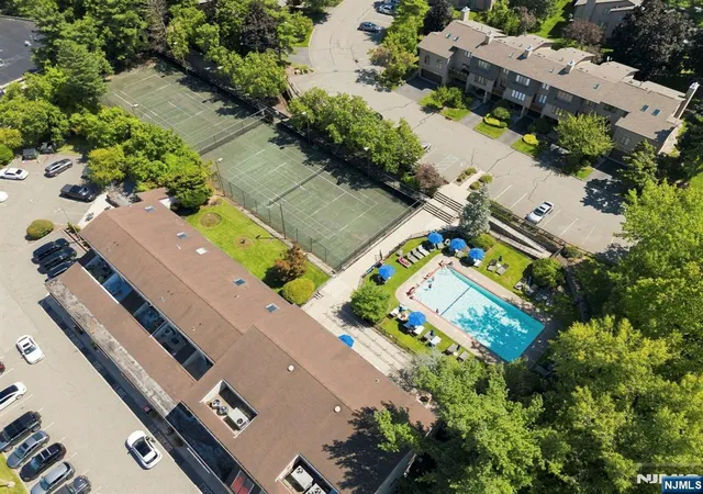 Photo 3 of Townhouse for sale at 5 Wedgewood Dr, Woodland Park, NJ 07424 | MLS# 26033033 | Listing updated on 2026-09-13