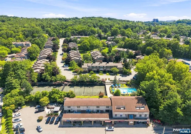 Photo 4 of Townhouse for sale at 5 Wedgewood Dr, Woodland Park, NJ 07424 | MLS# 26033033 | Listing updated on 2026-09-13
