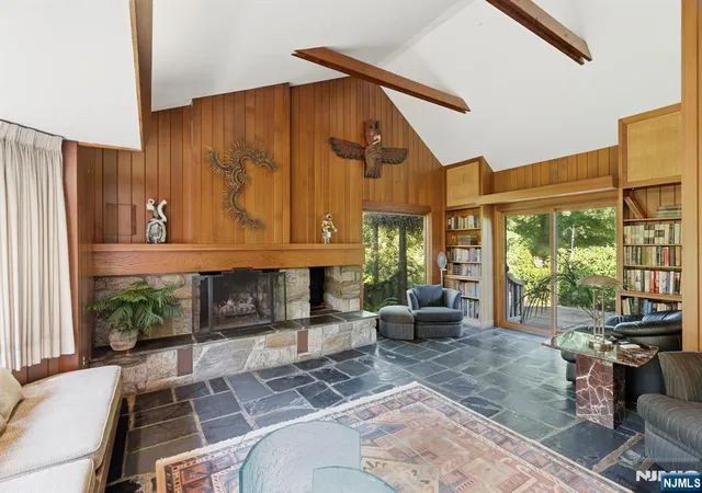 Photo 4 of Sale Pending at 343 Sunset Rd, Pequannock Township, NJ 07444 | MLS# 26033127 | Listing updated on 2026-10-01