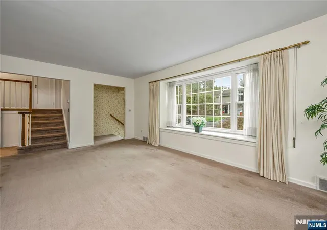 Photo 3 of Sale Pending at 401 Hamilton Rd, Ridgewood, NJ 07450 | MLS# 26033239 | Listing updated on 2026-10-13