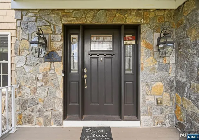 Photo 3 of Single family home for sale at 5 Jared Pl, Mount Olive Township, NJ 07828 | MLS# 26033274 | Listing updated on 2026-09-03