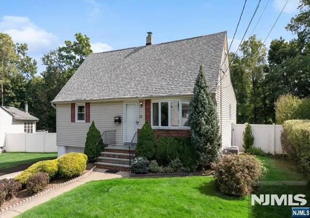 Photo 2 of Single family home for sale at 31 Vivian Ave, Emerson, NJ 07630 | MLS# 26033277 | Listing updated on 2026-10-13
