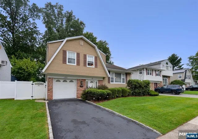 Photo 3 of Sale Pending at 10 Sieber Ct, Bergenfield, NJ 07621 | MLS# 26033297 | Listing updated on 2026-10-13