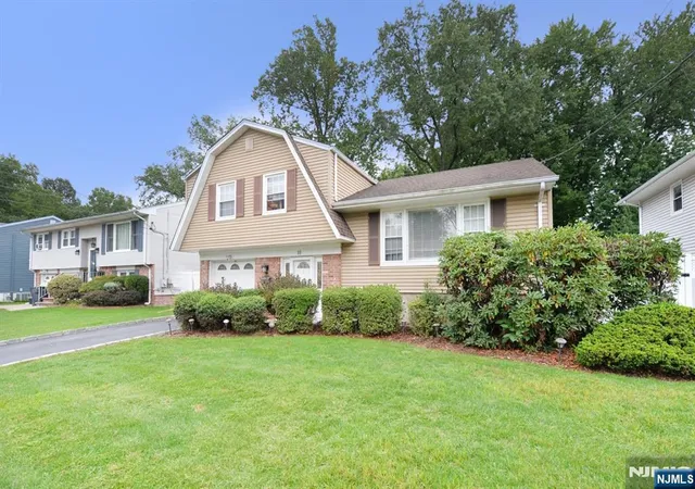 Photo 3 of Sale Pending at 10 Sieber Ct, Bergenfield, NJ 07621 | MLS# 26033297 | Listing updated on 2026-10-13