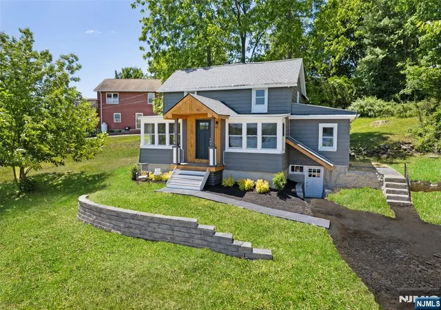 Photo 3 of Single family home for sale at 72 Koclas Dr, Netcong Borough, NJ 07857 | MLS# 26033335 | Listing updated on 2026-10-04