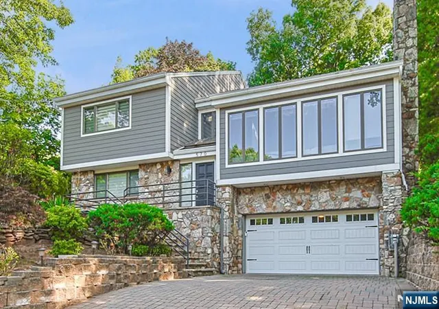 Photo 2 of Single family home for sale at 570 Grandview Ter, Leonia, NJ 07605 | MLS# 26033446 | Listing updated on 2026-09-10