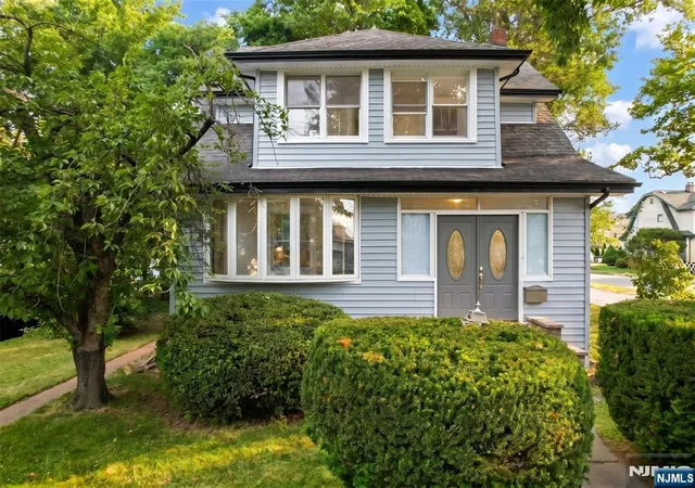 Photo 4 of Single family home for sale at 933 Maple Ave, Ridgefield, NJ 07657 | MLS# 26033621 | Listing updated on 2026-09-13