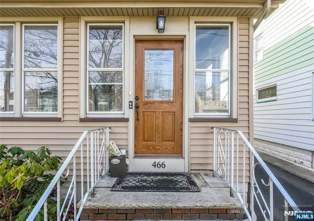 Photo 3 of Single family home for sale at 466 Beardsley Ave, Bloomfield, NJ 07003 | MLS# 26033654 | Listing updated on 2026-09-10