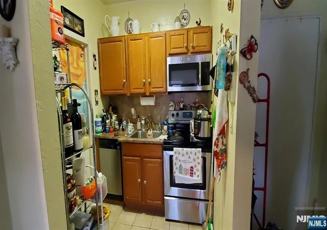 Listing Photo 4 - Condo for sale in building located at 209-211 48th, Union City, NJ 07087 - Unit #D4